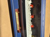 une boîte contenant une maquette de paquebot de croisière