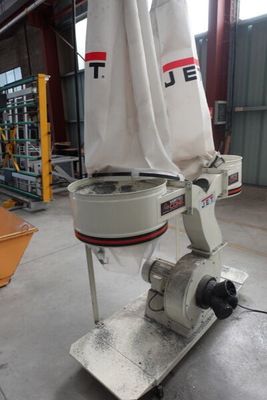 une machine posée sur un chariot dans un entrepôt
