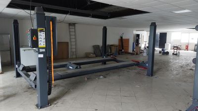 une photo d'un garage rempli de matériel
