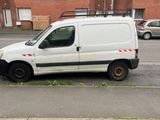 une camionnette blanche garée sur le côté de la rue