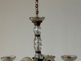 un lustre en verre suspendu au plafond