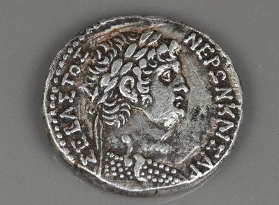Gros plan sur une pièce d'argent portant une tête de femme