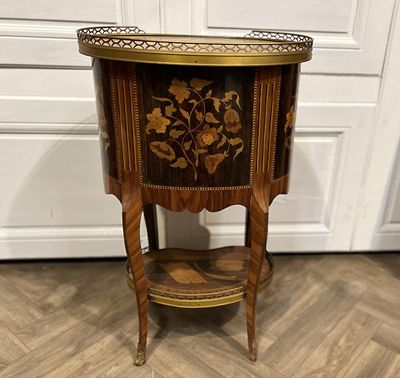 une table d'appoint ancienne en bois, dont le plateau est orné d'un motif floral