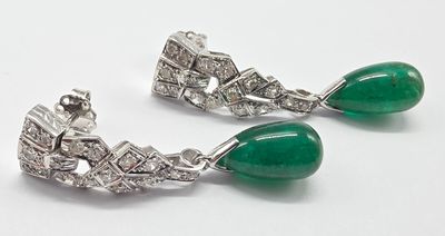 une paire de boucles d'oreilles en émeraude et diamant