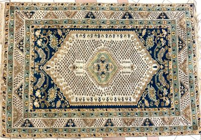 Tapis en laine à décor de motifs floraux et de frises géomét…