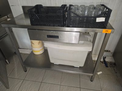une table en acier inoxydable surmontée de deux paniers