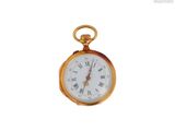 une montre de poche en or avec des chiffres romains sur le cadran