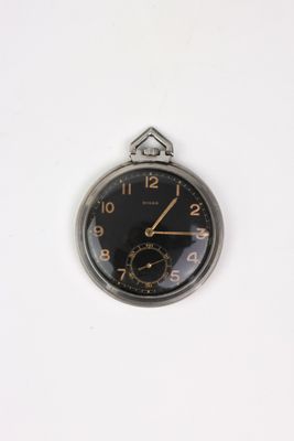 une horloge accrochée au mur sur le mur