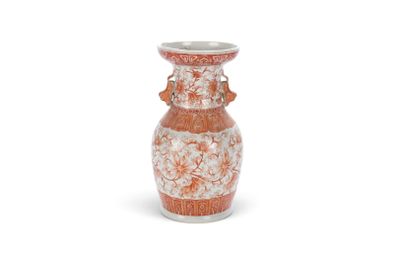 un vase posé sur une surface blanche