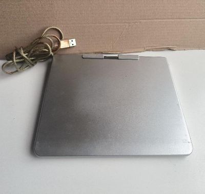 un ordinateur portable posé sur une table avec un chargeur
