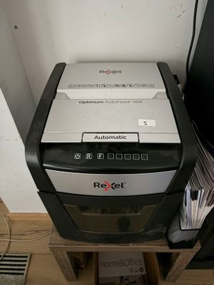 une photo d'un broyeur à papier posé sur une table en bois