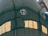 le reflet d'un bâtiment dans la lunette arrière d'une voiture