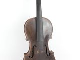 un vieux violon posé sur une surface blanche