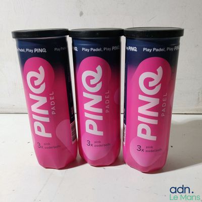 trois gobelets en plastique roses posés sur une table blanche