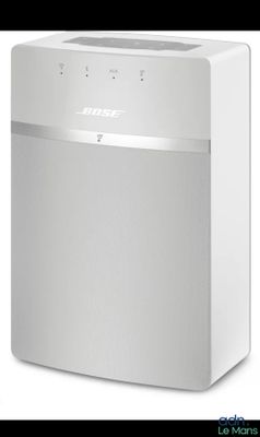 une chaîne hi-fi Bose blanche posée sur une table blanche