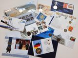 tout un tas de timbres et d'enveloppes différents sur la table