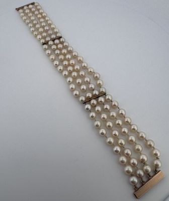 Bracelet composé de quatre rangs de perle de culture, fermoi…