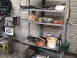 une étagère sur laquelle sont posés de nombreux objets, dans un garage