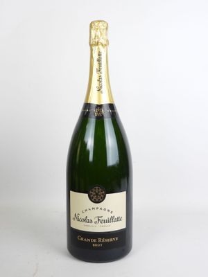 gros plan d'une bouteille de champagne sur fond blanc