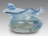 un vase en verre bleu contenant un poisson