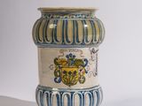 un vase bleu et blanc orné d'un blason