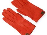 une paire de gants en cuir rouge sur fond blanc