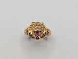 une bague en or avec une pierre rose au centre