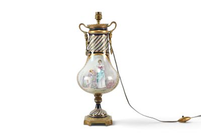 une lampe posée sur une table et munie d'un cordon