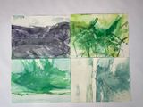 quatre tableaux de couleurs différentes sont exposés sur une surface blanche