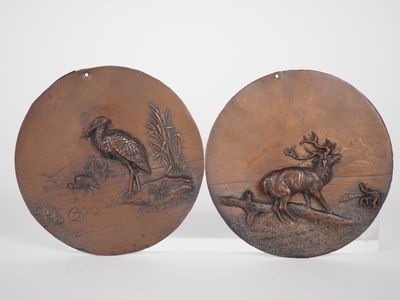 Paire de médaillons en métal patiné à décor d'échassiers. - Photo 1