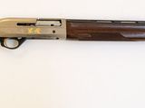 un fusil de chasse posé sur une table