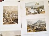 plusieurs photos représentant divers paysages, posées sur une table