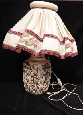 une lampe posée sur une table noire