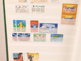 un réfrigérateur sur lequel sont collés tout un tas de timbres