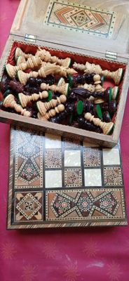 une boîte d'objets assortis posée sur une table