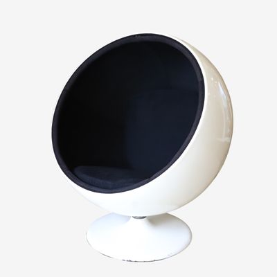 une chaise « Ball » noire et blanche avec un piètement blanc