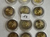 une table sur laquelle sont disposées de nombreuses pièces de monnaie de toutes sortes