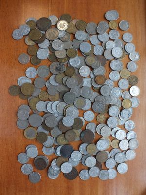 beaucoup de pièces qui sont sur la table