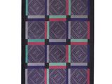 un tapis noir orné d'un motif multicolore