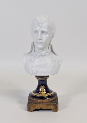buste d'homme blanc posé sur un socle en bois, devant un fond blanc