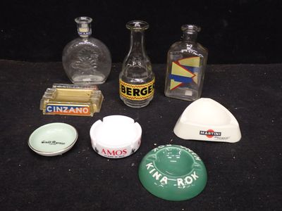 de nombreuses bouteilles d'alcool de toutes sortes posées sur une table noire