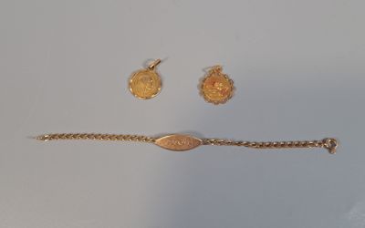 deux bijoux sont présentés sur une surface blanche