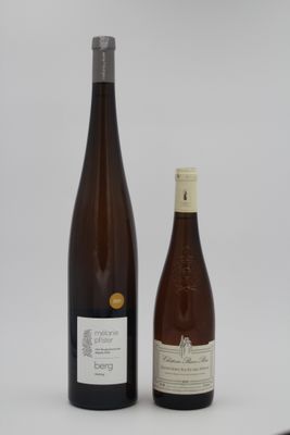 deux bouteilles de vin posées l'une à côté de l'autre sur une table
