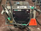 de nombreux fils reliés à un appareil électronique