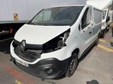 une camionnette blanche garée sur un parking
