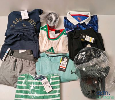 un tas de vêtements posés sur une table