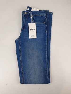 un jean bleu sur fond blanc, avec une étiquette de prix