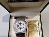 une montre et un lingot d'or dans un coffret