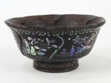 un bol noir orné d'un motif floral