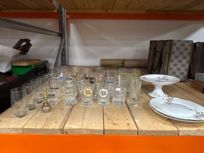 de nombreux verres et assiettes posés sur une table dans une pièce